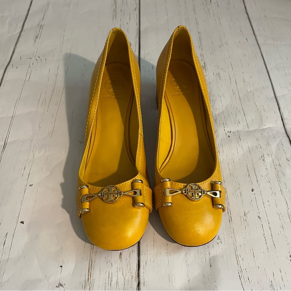 Tory Burch Daria low pump heels sz 8 yellow gold